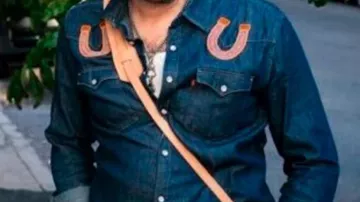 Tenues de The Equalizer Saison 5 : Harry Keshegian (Adam Goldberg) porte une chemise en jean en fer à cheval dans l’épisode 2