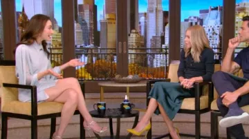 Chemisier en soie à col droit Akris porté par Emmy Rossum comme on le voit en LIVE avec Kelly et Mark le 25 octobre 2024
