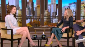 Jupe courte en coton Akris avec fente trapézoïdale portée par Emmy Rossum comme on le voit en LIVE avec Kelly et Mark le 25 octobre 2024