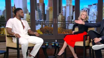 Camiseta Canty de los sábados NYC Off-White usada por Jason Derulo como se vio en VIVO con Kelly y Mark el 28 de octubre de 2024