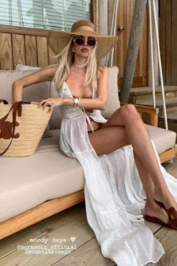 Sandalias Hermès Oran usadas por Leonie Hanne en su historia de Instagram el 12 de octubre de 2024