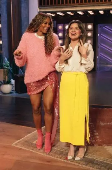 Escarpins Sophia Webster en cuir blanc et PVC à bout pointu portés par Kelly Clarkson au Kelly Clarkson Show 6.12 le 8 octobre 2024
