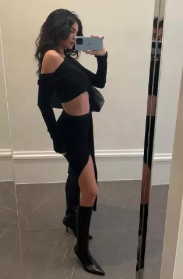 Coque en silicone Apple avec Magsafe in Sky utilisée par Kylie Jenner sur son post Instagram le 12 janvier 2024