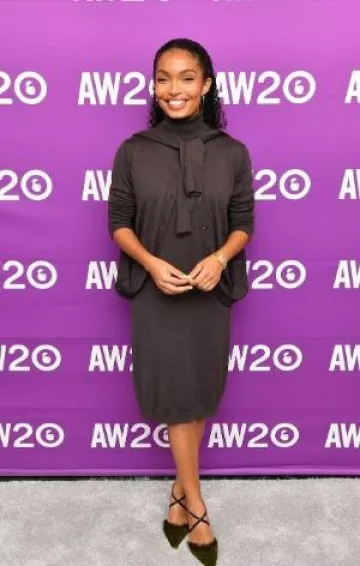 Pendientes Cartier Juste Un Clou usados por Yara Shahidi en la Semana de la Publicidad el 11 de octubre de 2024