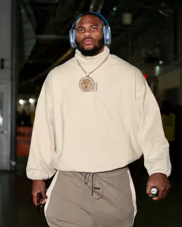 Apple AirPods Max Light Blue porté par Micah Parsons sur le compte Instagram @dallascowboys