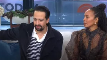 Polo de jacquard Orlebar Marrón Canet Cotton Geo Stripe usado por Lin-Manuel Miranda como se ve en Today el 23 de octubre de 2024