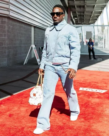 Sac Louis Vuitton x Murakami White Monogram Keepall 45 porté par Deebo Sameul sur le compte Instagram @blitzfits