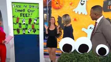 Alice + Olivia Donald Jupe à boutons latéraux en velours portée par Shannon Doherty comme on le voit dans Today le 23 octobre 2024