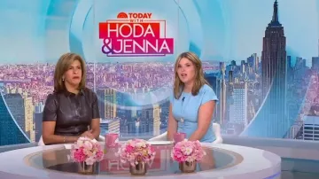 Pearl by Lela Rose Vestido fruncido de crepé fluido texturizado en escarlata usado por Jenna Bush Hager como se ve en Today with Hoda & Jenna el 23 de octubre de 2024
