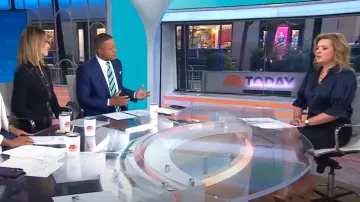 Cinq A Sept Fiona Blusa de seda con mangas abullonadas en azul marino usada por Christine Romans como se ve en Today el 24 de octubre de 2024