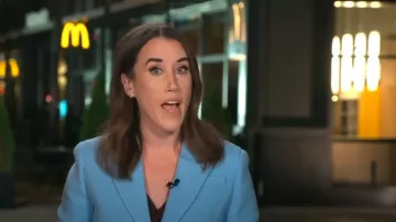 Abrigo de lana Manteco de Zara en azul cielo usado por Maggie Vespa como se ve en Today el 24 de octubre de 2024