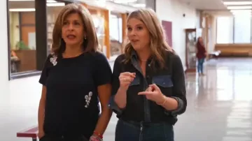 Cinq A Sept Crystal Chrysanthemum Shrunken T-Shirt usado por Hoda Kotb como se ve en Today with Hoda & Jenna el 24 de octubre de 2024