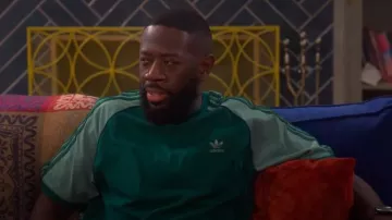 T-Shirt Adidas 3-Stripes Colorblock Cotton porté par Malcolm Butler (Sheaun McKinney) comme on le voit dans The Neighborhood (S07E02)