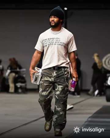 Pantalones cargo de camuflaje verde Chrome Hearts usados por Kyler Murray en la cuenta de Instagram @azcardinals