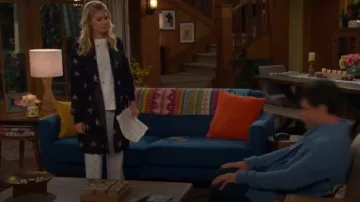 Conjunto de pijama PJ Salvage Peachy Party Pants usado por Gemma Johnson (Beth Behrs) como se ve en The Neighborhood (T07E02)