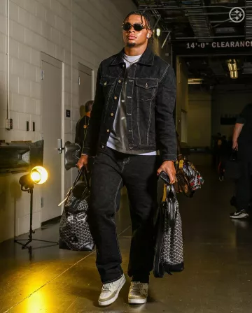 Bolso Goyard Black Boeing 45 usado por Justin Fields en la cuenta de Instagram @steelers