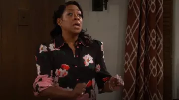 Alice + Olivia Willa Blouse Florale In After Dark portée par Tina Butler (Tichina Arnold) comme on le voit dans The Neighborhood (S07E02)