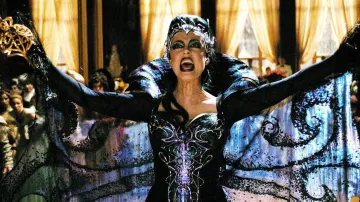 Disfraces de Enchanted Movie: Susan Sarandon usa un vestido azul de escamas de dragón para interpretar a la reina Narissa