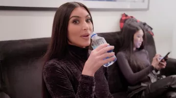Colocación de productos del programa de televisión The Kardashians: Fiji Water Drank de Kim Kardashian en la temporada 1, episodio 2
