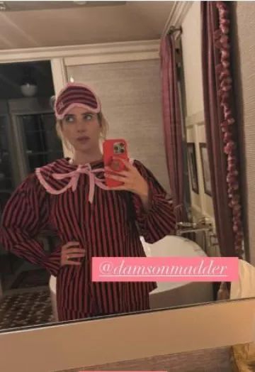 Damson Madder Máscara de ojos Damson Pj usada por Emma Roberts en su historia de Instagram el 13 de octubre de 2024