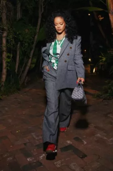 Baskets Puma Fenty Avanti en rouge portées par Rihanna à Beverly Hills le 13 octobre 2024