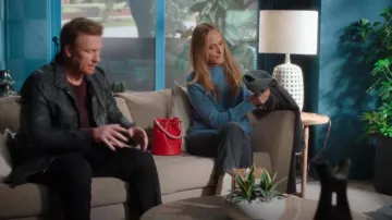 Marc Jacobs El bolso cubo de cuero usado por el Dr. Teddy Altman (Kim Raver) como se ve en Grey's Anatomy (T21E05)