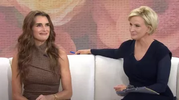 Vestido midi de cuello halter de lana drapeado a cuadros de Brandon Maxwell usado por Brooke Shields como se vio en Today el 25 de octubre de 2024