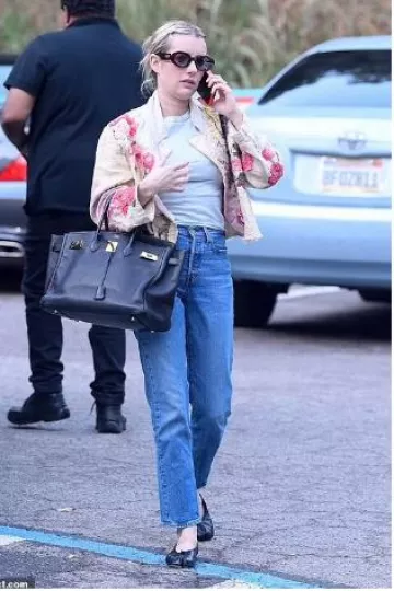 Bolso Hermès Birkin en negro usado por Emma Roberts en Hollywood Hills el 13 de octubre de 2024