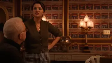 Collier Rellery Marigold Initial porté par Mabel Mora (Selena Gomez) comme on le voit dans Only Murders in the Building (S04E08)