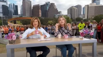 Cinq a Sept Carolina Seamed Vaqueros acampanados usados por Hoda Kotb como se ve en Today with Hoda & Jenna el 25 de octubre de 2024