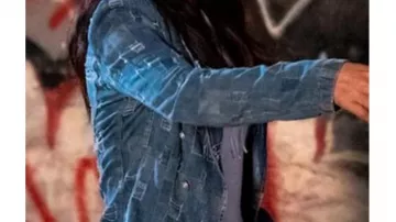 Blazer de denim patchwork usado por Melody 'Mel' Bayani (Liza Lapira) en The Equalizer (T05)