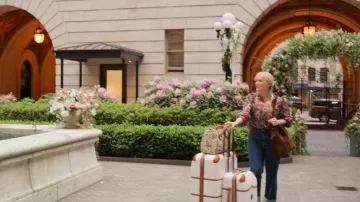 Delsey Paris Chatelet Air 2.0 Hardside Luggage Trunk With Spinner Wheels worn by Loretta Durkin (Meryl Streep) as seen in Only Murders in the Building (S04E10)