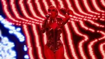 Vestuario de la película Smile 2: Skye Riley (Naomi Scott) lleva gafas de sol rojas ojo de gato