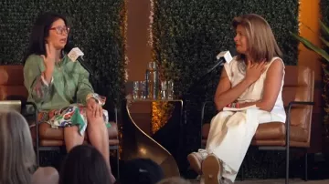 Cinq a Sept Bella Camiseta de algodón con detalle de diamantes de imitación usada por Hoda Kotb como se ve en Today el 28 de octubre de 2024