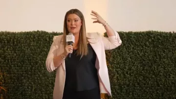 Cinq a Sept Khloé Crepe Fruncido Blazer en Icy Pink usado por Jamie Kern Lima como se ve en Today el 28 de octubre de 2024