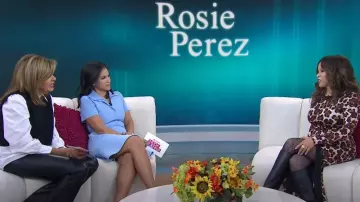 Le Superbe Panthera Extra Kate Dress in Panthera portée par Rosie Perez comme on le voit dans Today with Hoda & Jenna le 28 octobre 2024