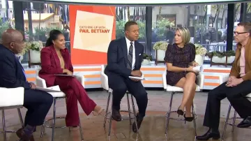 Alice + Olivia Deanna Pantalon en satin boot-cut bordeaux porté par Sheinelle Jones comme on le voit dans Today le 29 octobre 2024