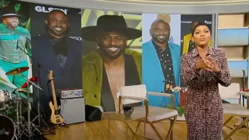 Vestido de punto de viscosa midi con botones con tachuelas de Ferragamo usado por Tamron Hall como se vio en el desfile de Tamron Hall el 22 de octubre de 2024