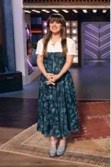 Lovebirds Votre robe chemise midi en denim à imprimé floral portée par Kelly Clarkson au Kelly Clarkson Show 6.16 le 14 octobre 2024