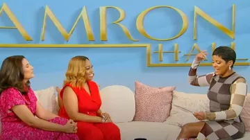 Alice + Olivia Carol Robe en soie portée par Tessa Bailey telle qu’elle a été vue au Tamron Hall Show le 30 octobre 2024