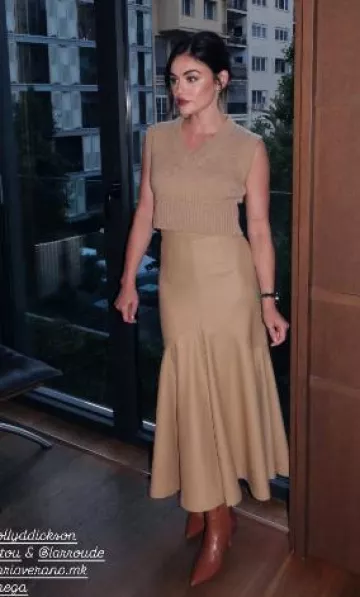 Bota Larroude Kate en piel caramelo usada por Lucy Hale en su historia de Instagram el 14 de octubre de 2024