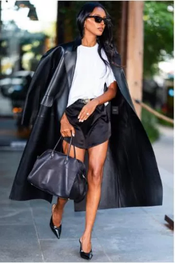 El bolso Row Soft Margaux 15 usado por Jasmine Tookes en la ciudad de Nueva York el 14 de octubre de 2024