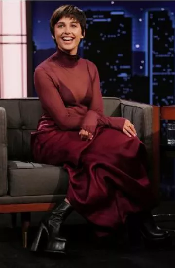 Falda Khaite Olula usada por Naomi Scott en Jimmy Kimmel el 14 de octubre de 2024