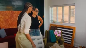 Falda de mezclilla de piel sintética azul Junya Watanabe usada por Raquel Chevremont como se ve en The Real Housewives of New York City (S15E05)