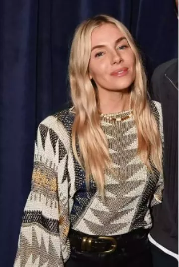 Collar de marfil Aurelie Bidermann Positano usado por Sienna Miller en la celebración de Dune: Part Two el 14 de octubre de 2024