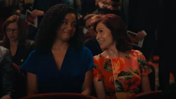 Prabal Gurung Jackie Robe midi torsadée portée par l’officier Kaya Blanke (Carra Patterson) comme on le voit dans Elsbeth (S02E01)