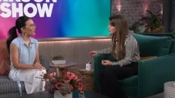 Camisa a rayas de H&M usada por Kelly Clarkson como se ve en The Kelly Clarkson Show el 10 de octubre de 2024