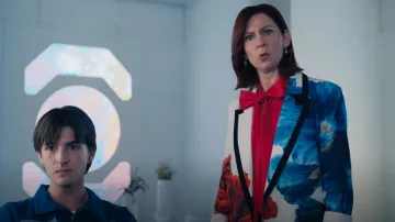 Alice + Olivia Denny Veste à simple boutonnage florale portée par Elsbeth Tascioni (Carrie Preston) comme on le voit dans Elsbeth (S02E02)