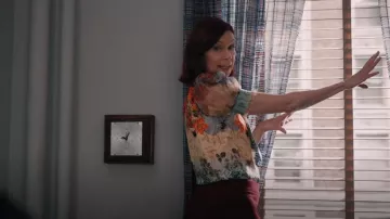 Alice + Olivia Brentley Blouse à manches bouffantes portée par Elsbeth Tascioni (Carrie Preston) comme on le voit dans Elsbeth (S02E02)