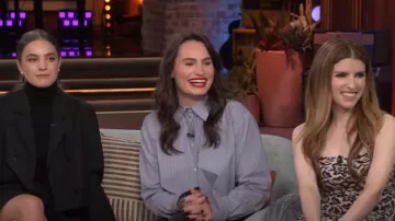 Camisa abotonada de algodón Satai Stripe Crop de Acne Studios usada por Kathryn Gallagher como se ve en The Kelly Clarkson Show el 14 de octubre de 2024